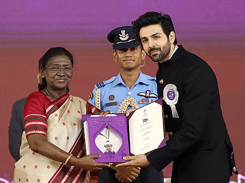 Kartik Aaryan receiving National Film Award for Best Actor from President Droupadi Murmu